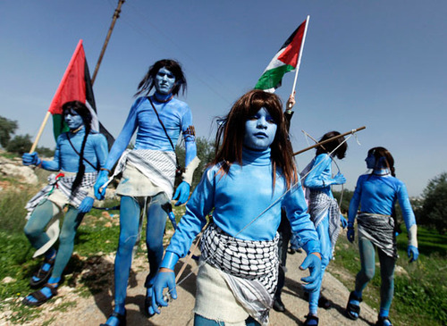 Attivisti Palestinesi in Cosplay da Na’vi