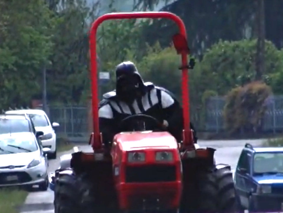 Cosa ci fa Darth Vader su un trattore?