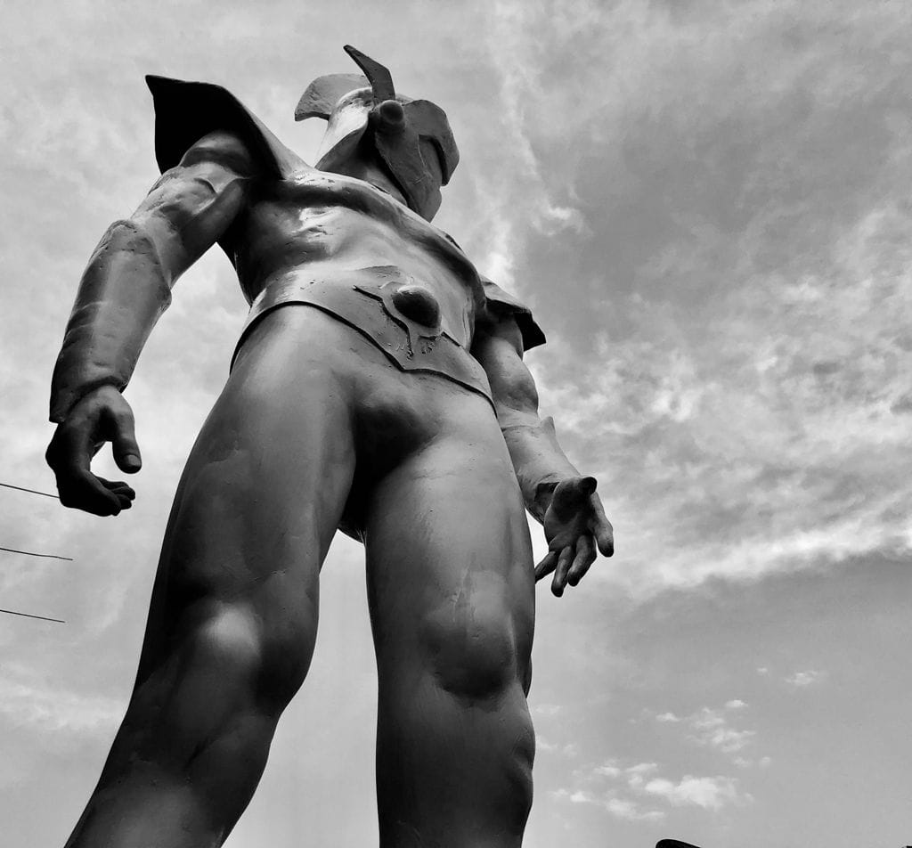 La grande statua di Actarus arriva a Napoli
