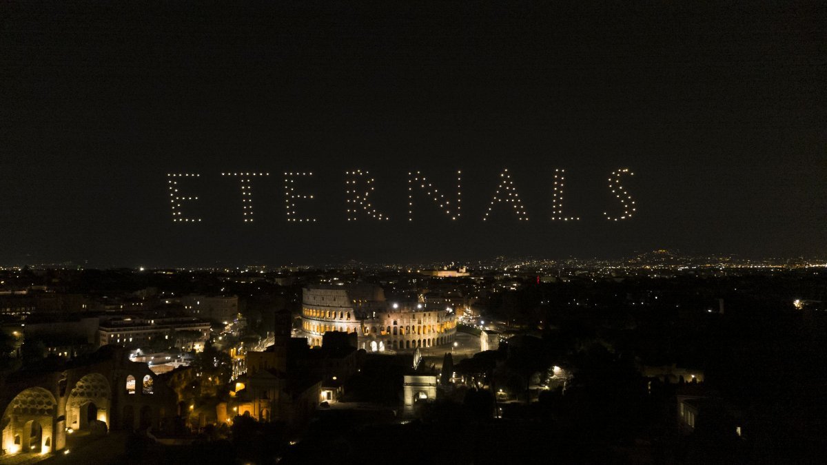 Eternals sul cielo di Roma