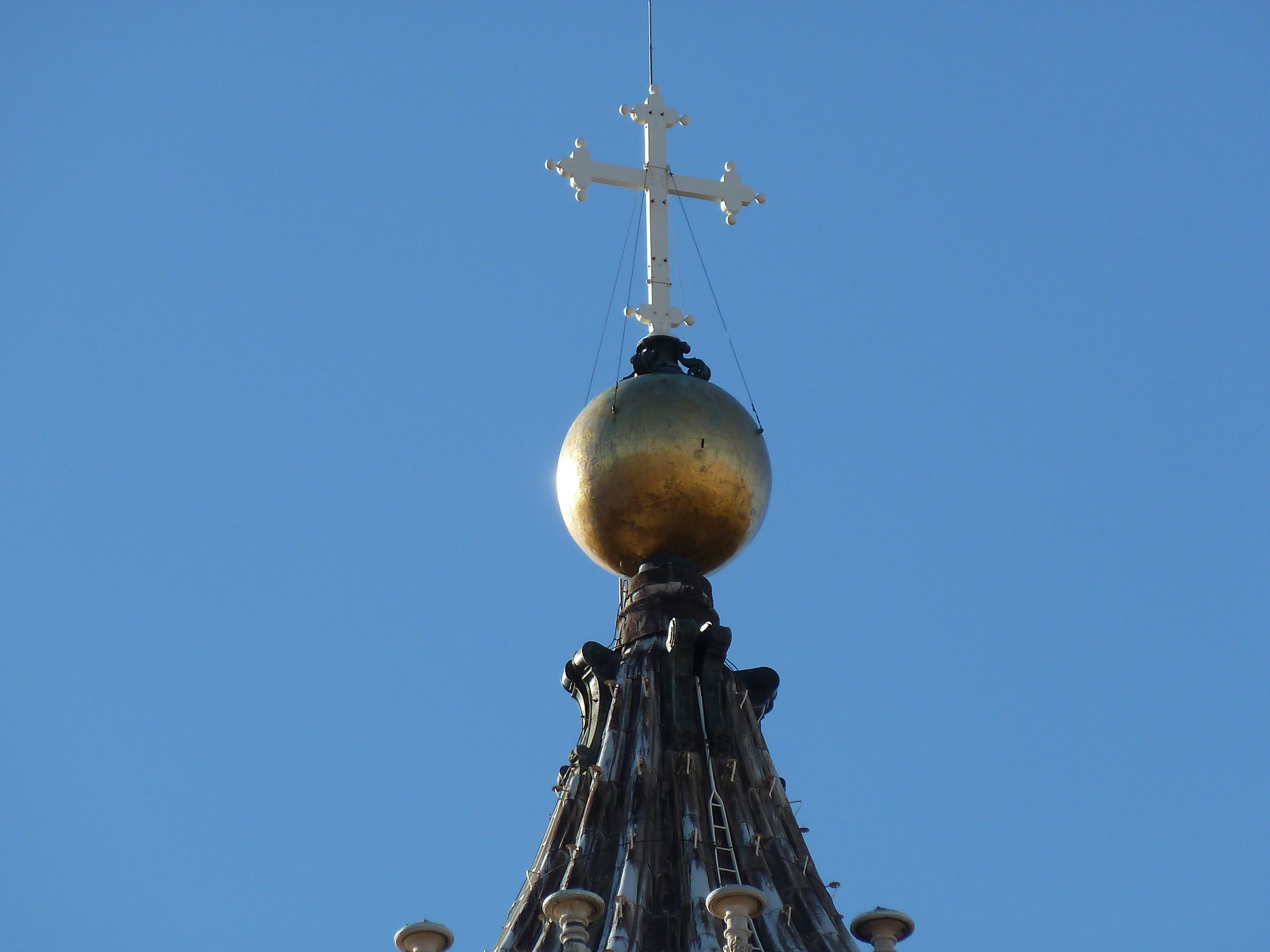 La “palla” sulla cupola della Basilica di San Pietro