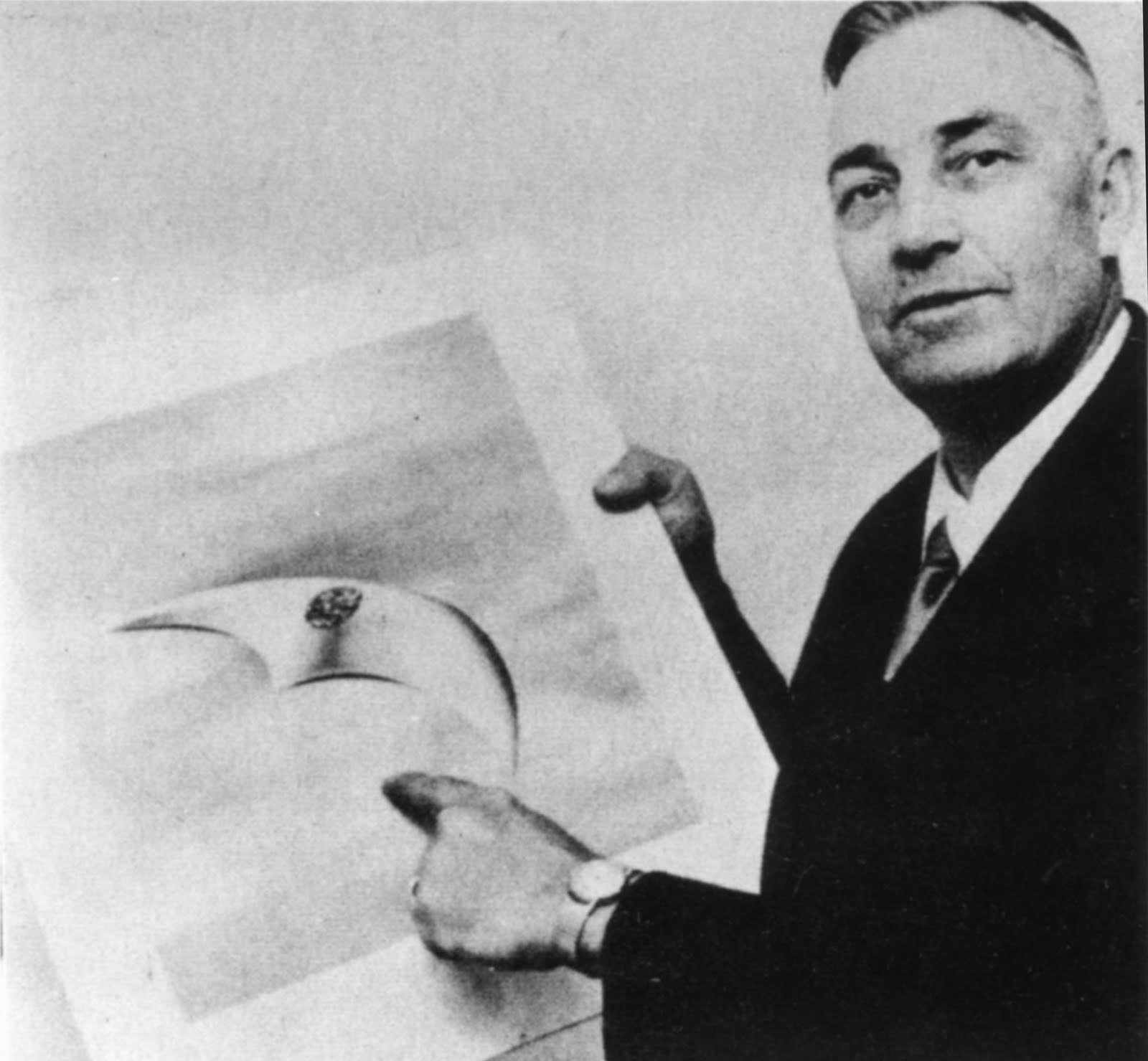 Il primo avvistamento UFO di Kenneth Arnold: una svolta nella storia dei fenomeni inspiegabili