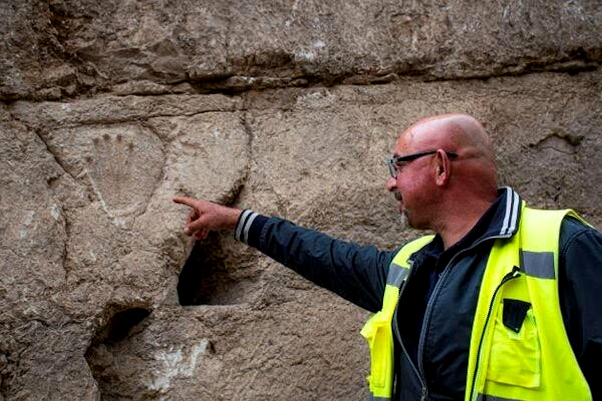 A Gerusalemme un mano nella roccia di 1.000 anni fa