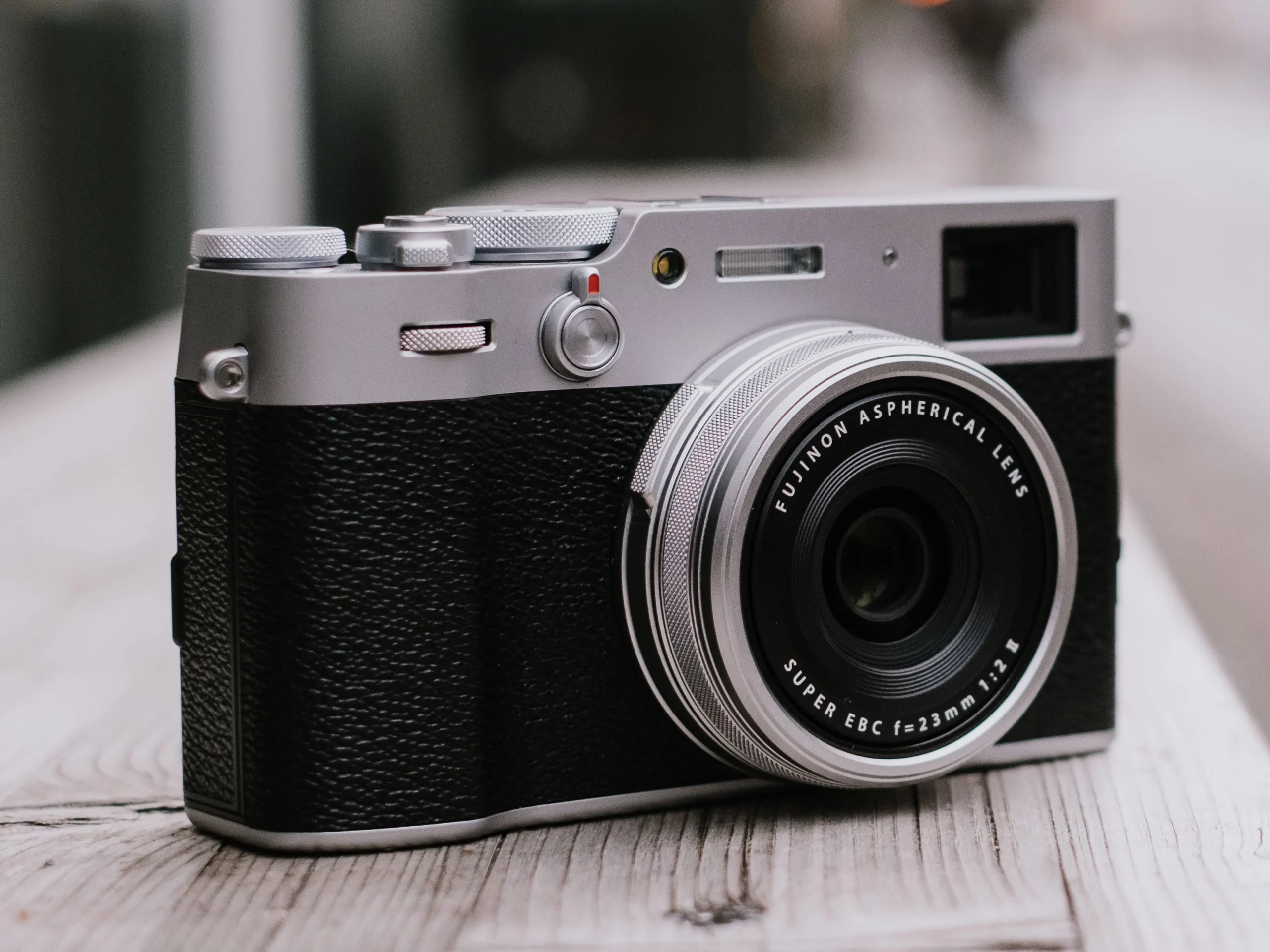 Fujifilm X100V: la fotocamera perfetta per i fotografi di strada