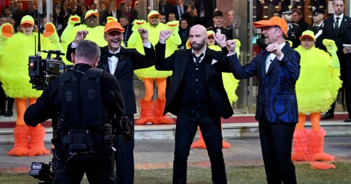 Sanremo 2024: Travolta e il “Ballo del Qua Qua”, quando il trash diventa virale