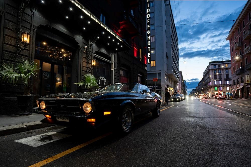Milano celebra Sin City con l’iconico total black del Demidoff Hotel